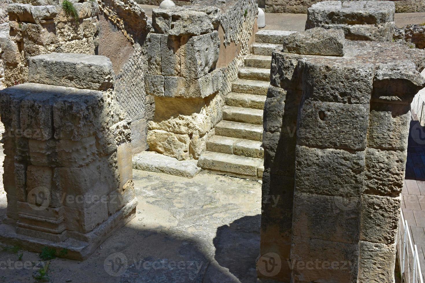 italia, lecce, città con architettura barocca e chiese e resti archeologici. foto