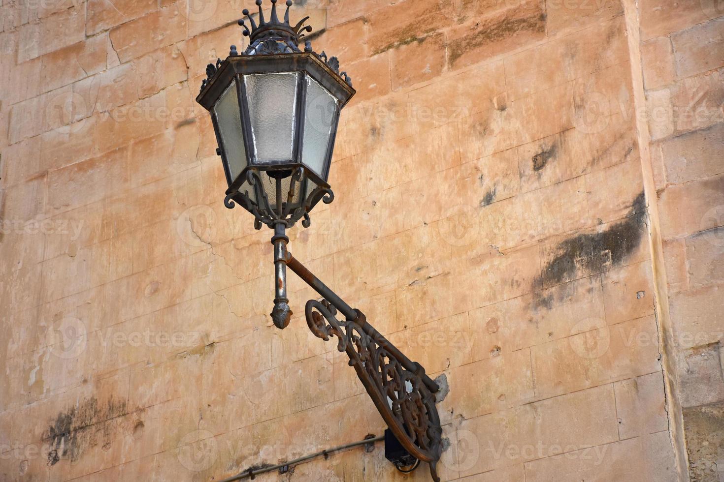 italia, lecce, città con architettura barocca e chiese e resti archeologici. particolare del lampione barocco foto