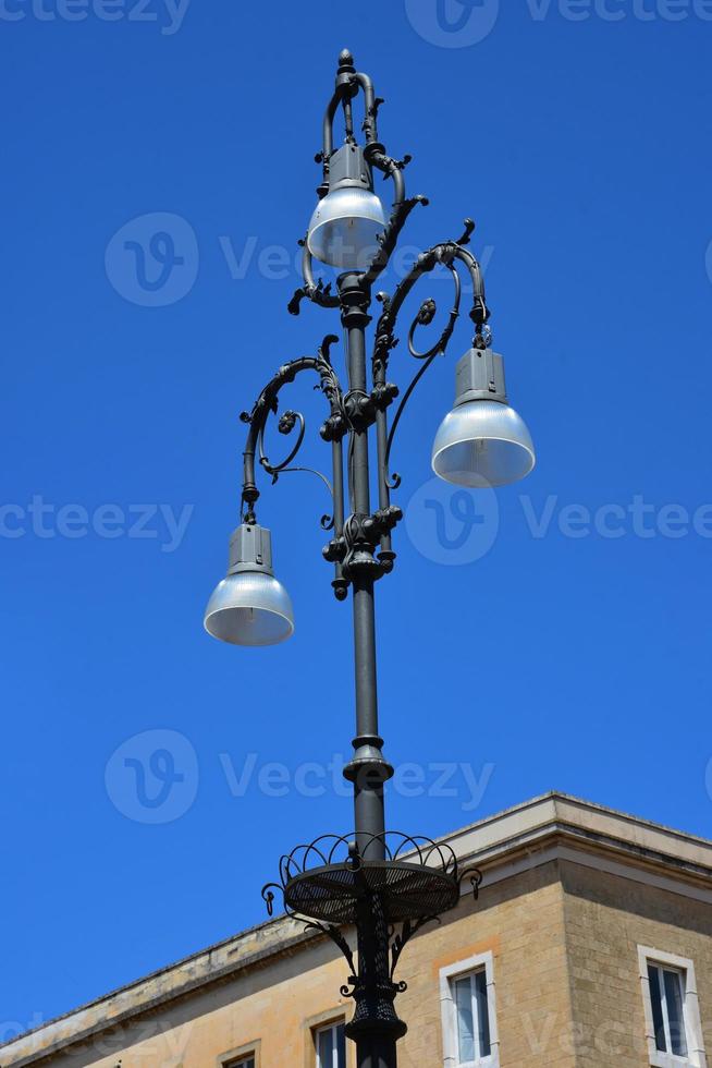 italia, lecce, città con architettura barocca e chiese e resti archeologici. foto