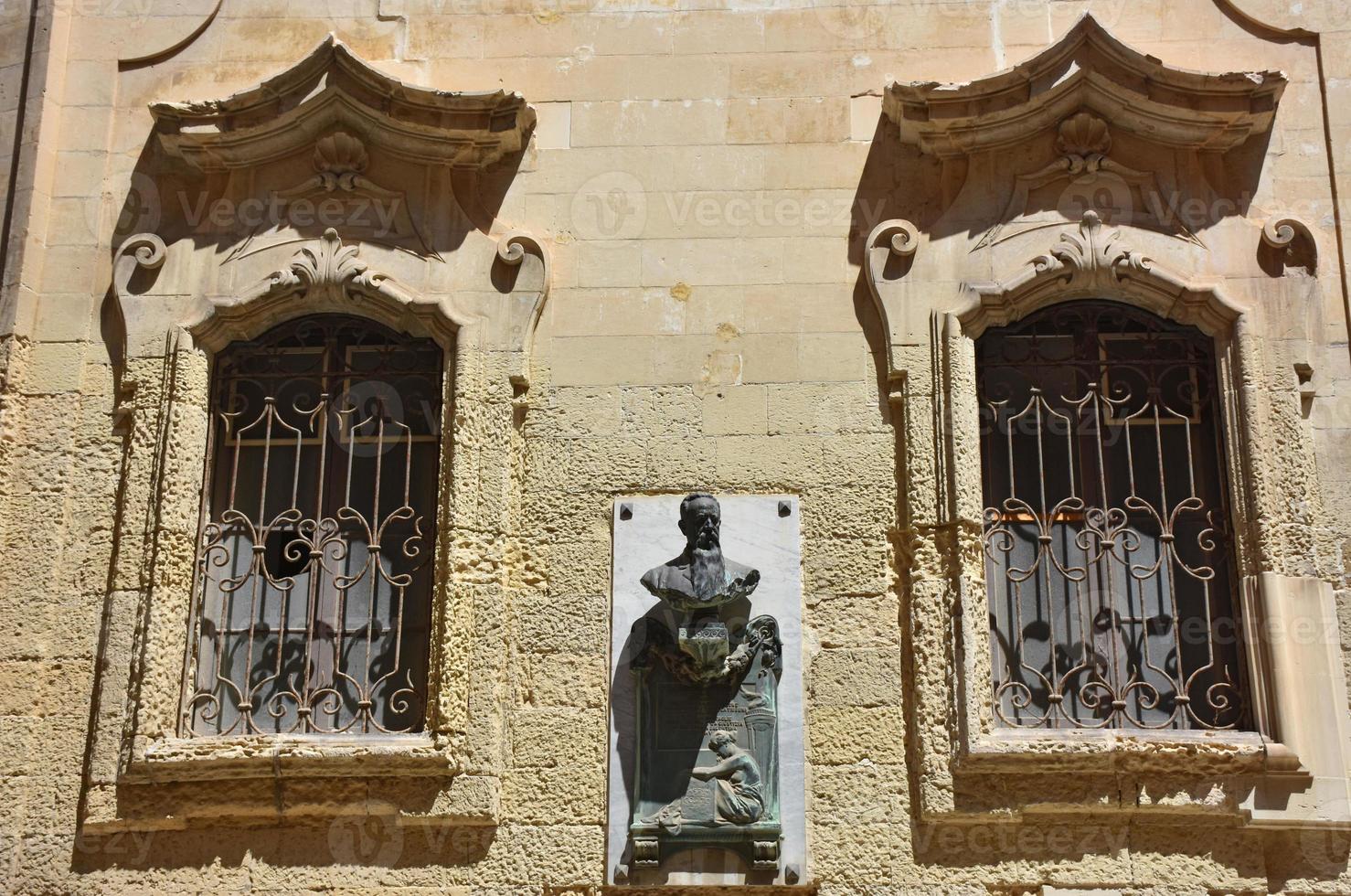 italia, lecce, città con architettura barocca e chiese e resti archeologici. foto