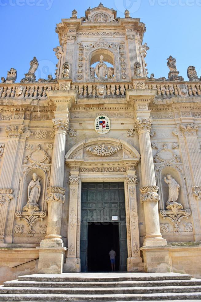 italia, lecce, città con architettura barocca e chiese e resti archeologici. foto