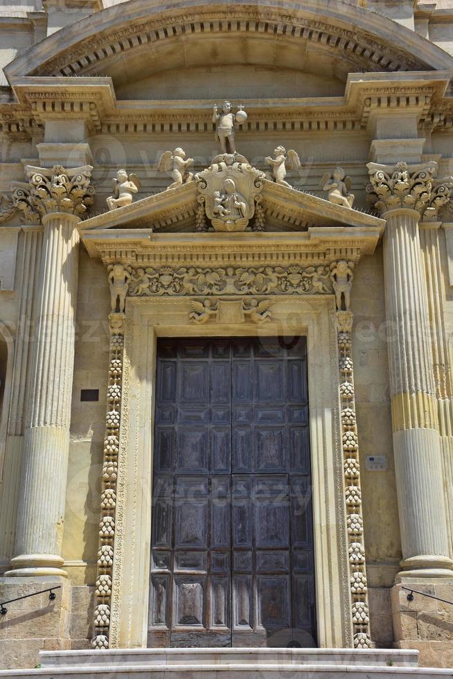 italia, lecce, città con architettura barocca e chiese e resti archeologici. foto