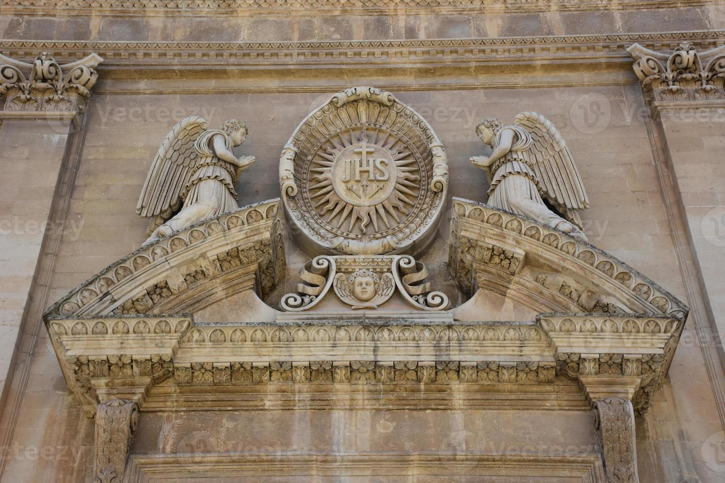 italia, lecce, città con architettura barocca e chiese e resti archeologici. foto