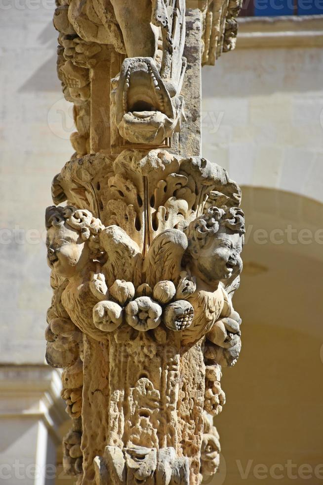 italia, lecce, città con architettura barocca e chiese e resti archeologici. foto