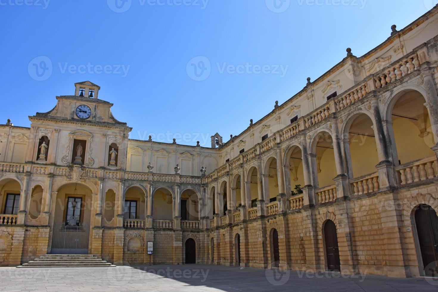 italia, lecce, città con architettura barocca e chiese e resti archeologici. foto