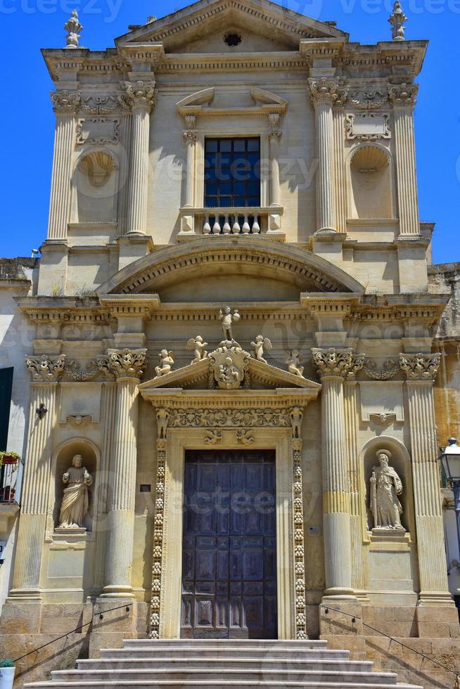 italia, lecce, città con architettura barocca e chiese e resti archeologici. foto