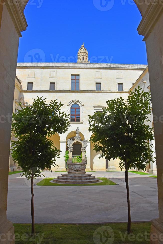 italia, lecce, città con architettura barocca e chiese e resti archeologici. foto