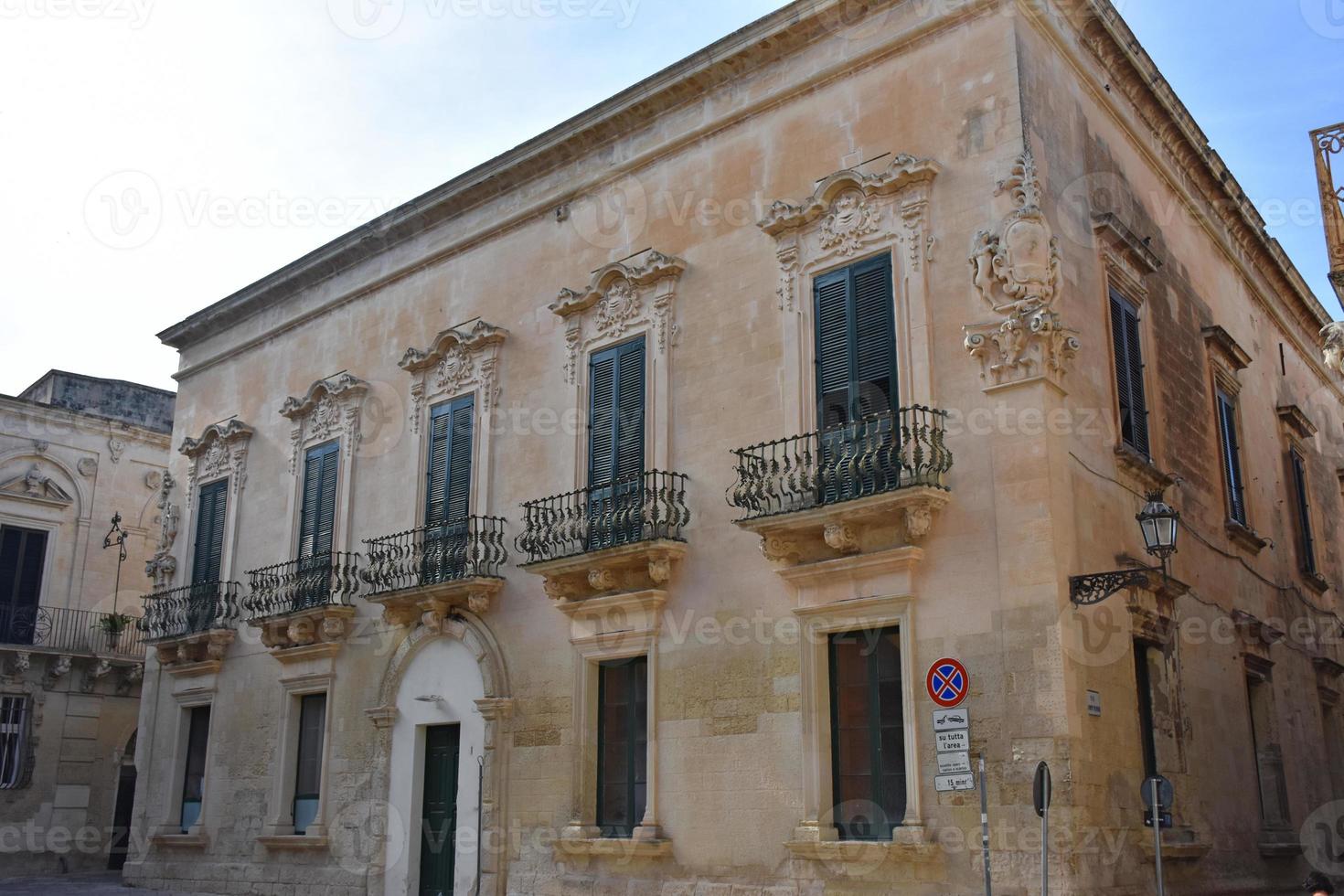 italia, lecce, città con architettura barocca e chiese e resti archeologici. foto