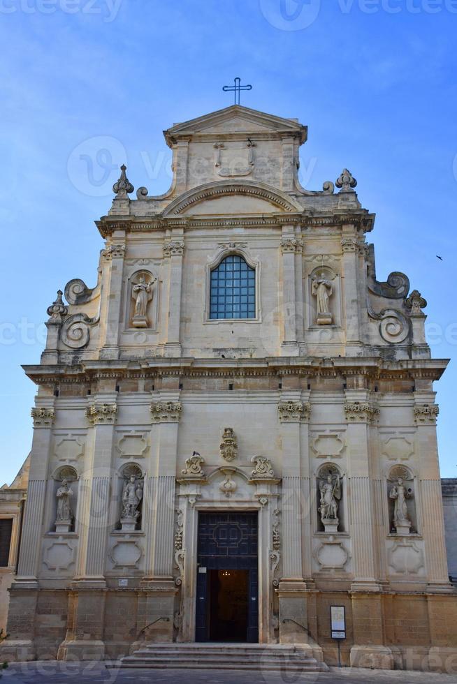 italia, lecce, città con architettura barocca e chiese e resti archeologici. foto