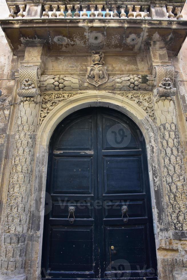 italia, lecce, città con architettura barocca e chiese e resti archeologici. foto