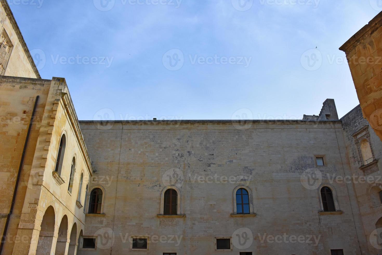 italia, lecce, città con architettura barocca e chiese e resti archeologici. foto