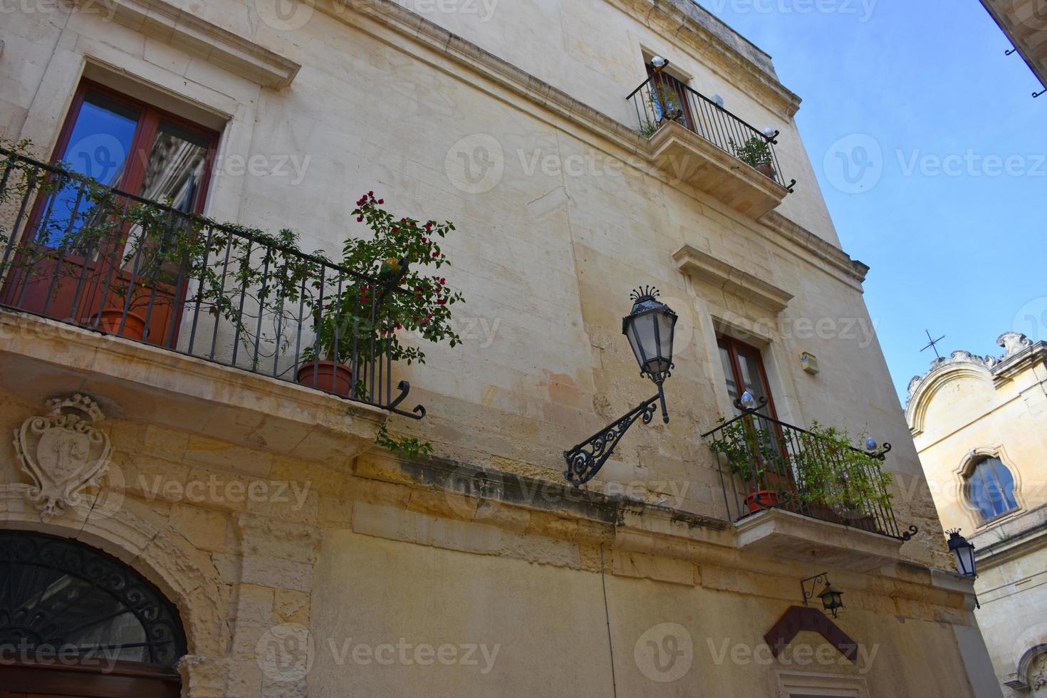 italia, lecce, città con architettura barocca e chiese e resti archeologici. foto