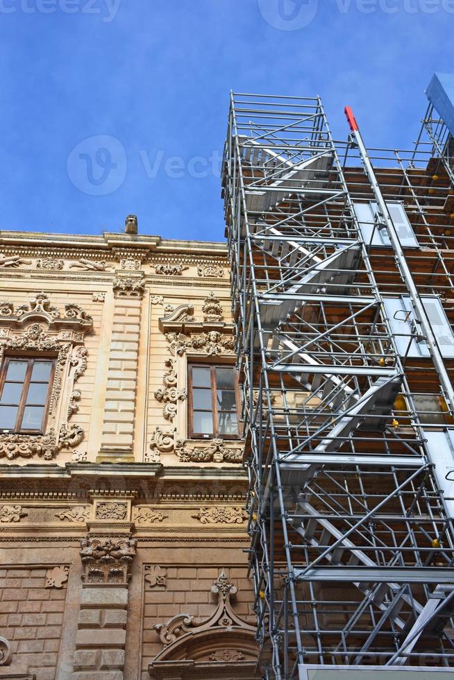 italia, lecce, città con architettura barocca e chiese e resti archeologici. foto