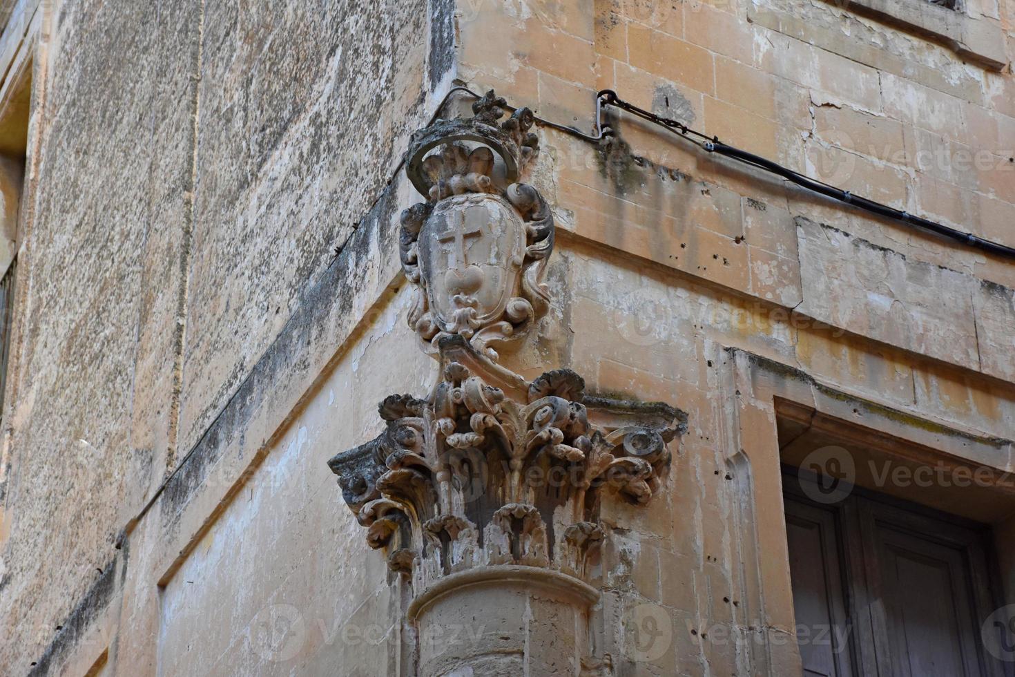 italia, lecce, città con architettura barocca e chiese e resti archeologici. foto