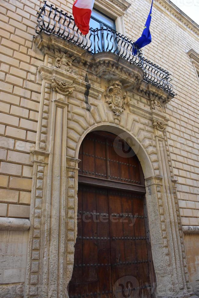 italia, lecce, città con architettura barocca e chiese e resti archeologici. foto