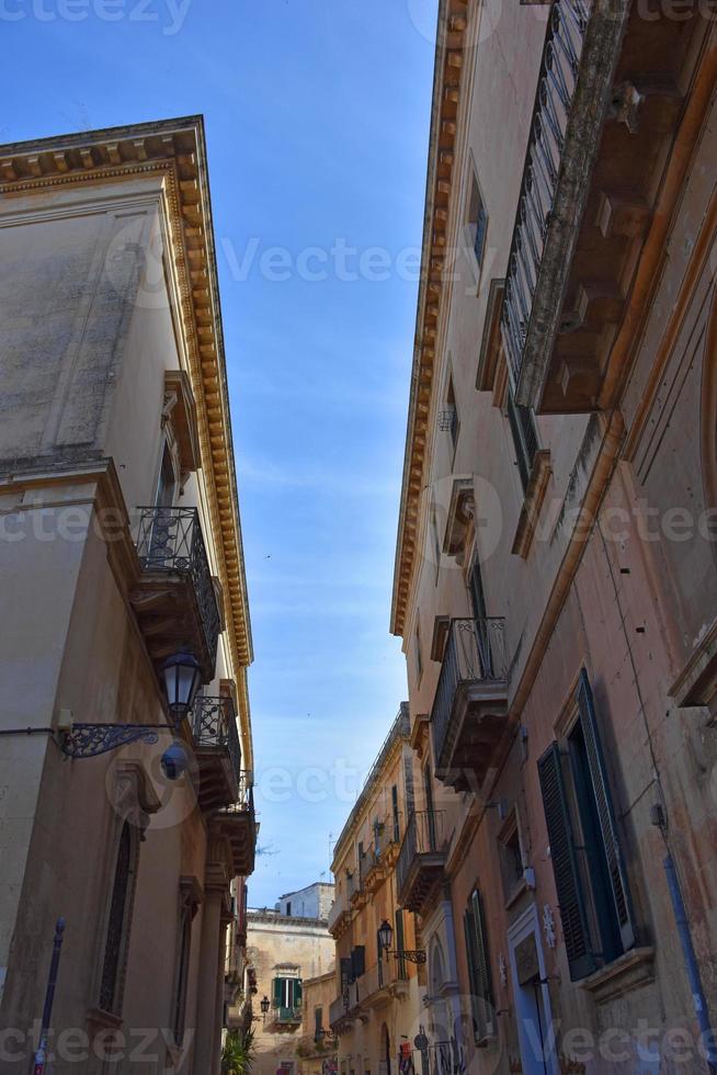 italia, lecce, città con architettura barocca e chiese e resti archeologici. foto