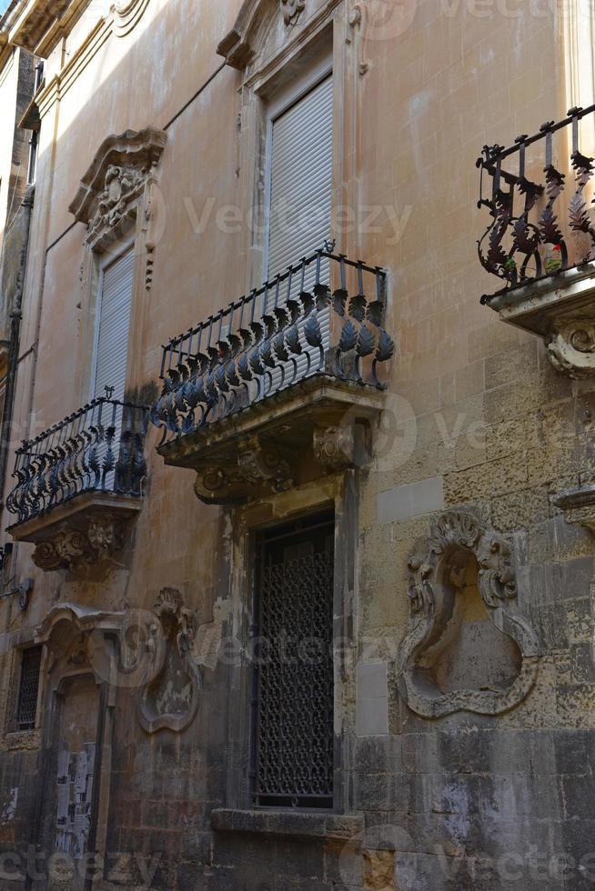 italia, lecce, città con architettura barocca e chiese e resti archeologici. foto