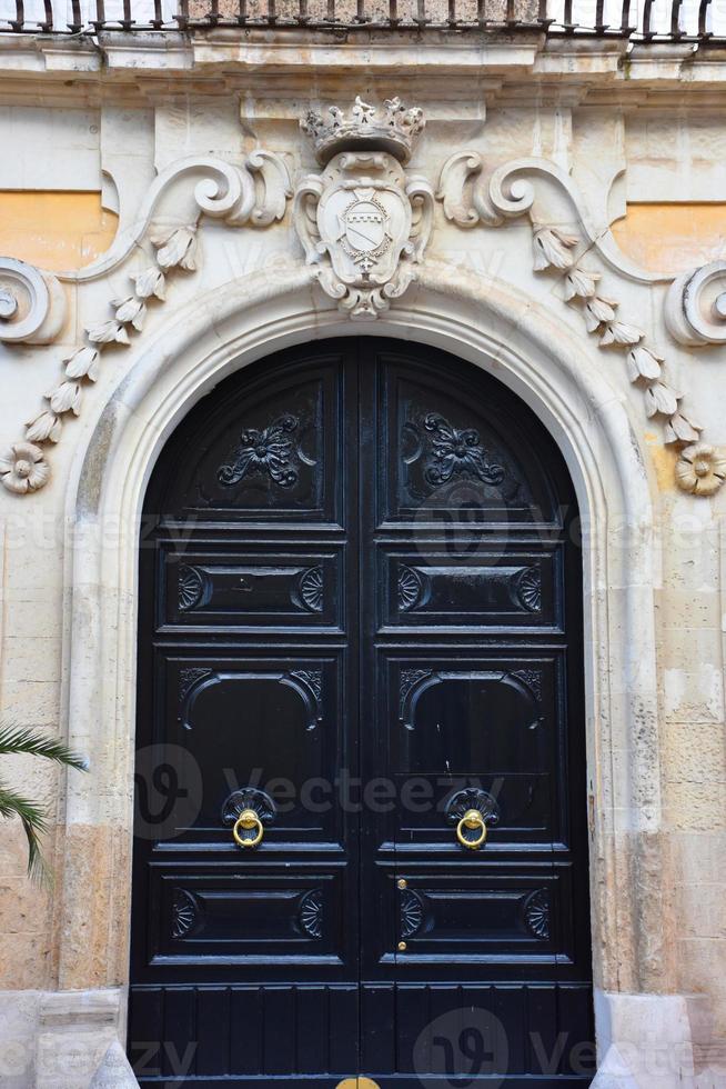 italia, lecce, città con architettura barocca e chiese e resti archeologici. foto