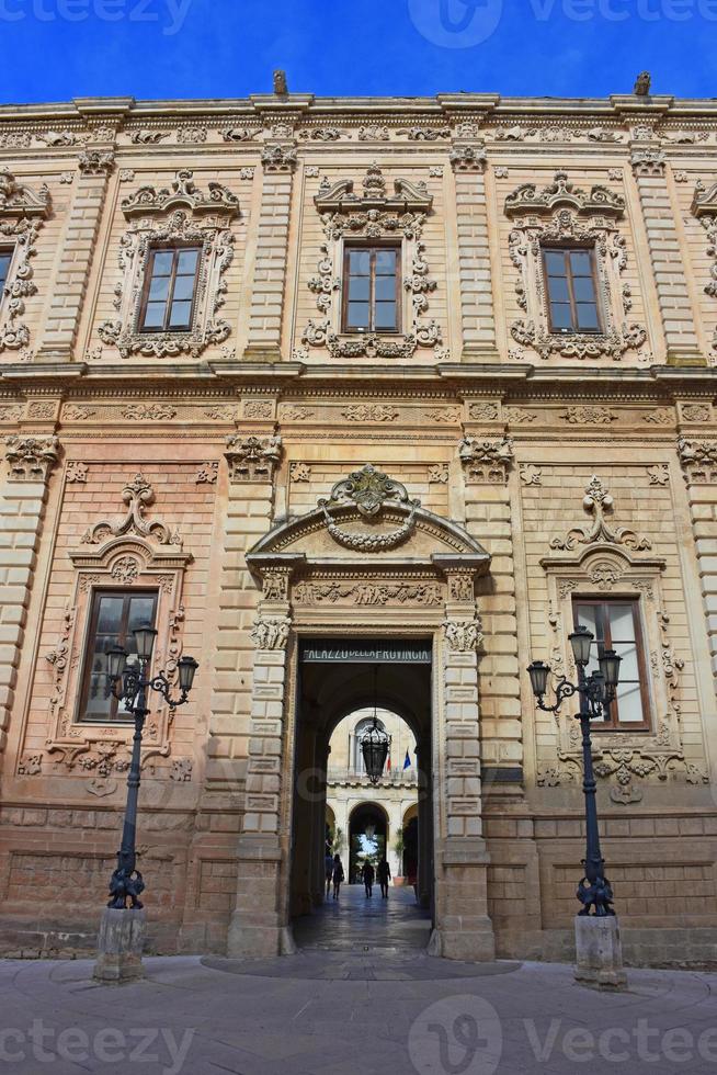 italia, lecce, città con architettura barocca e chiese e resti archeologici. foto