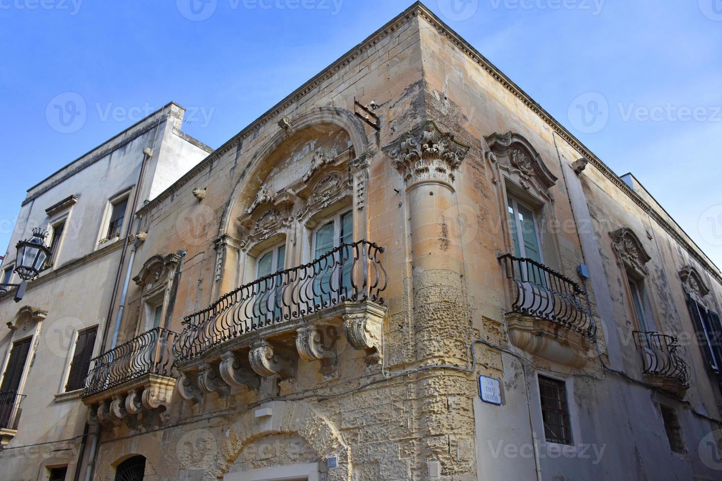 italia, lecce, città con architettura barocca e chiese e resti archeologici. foto