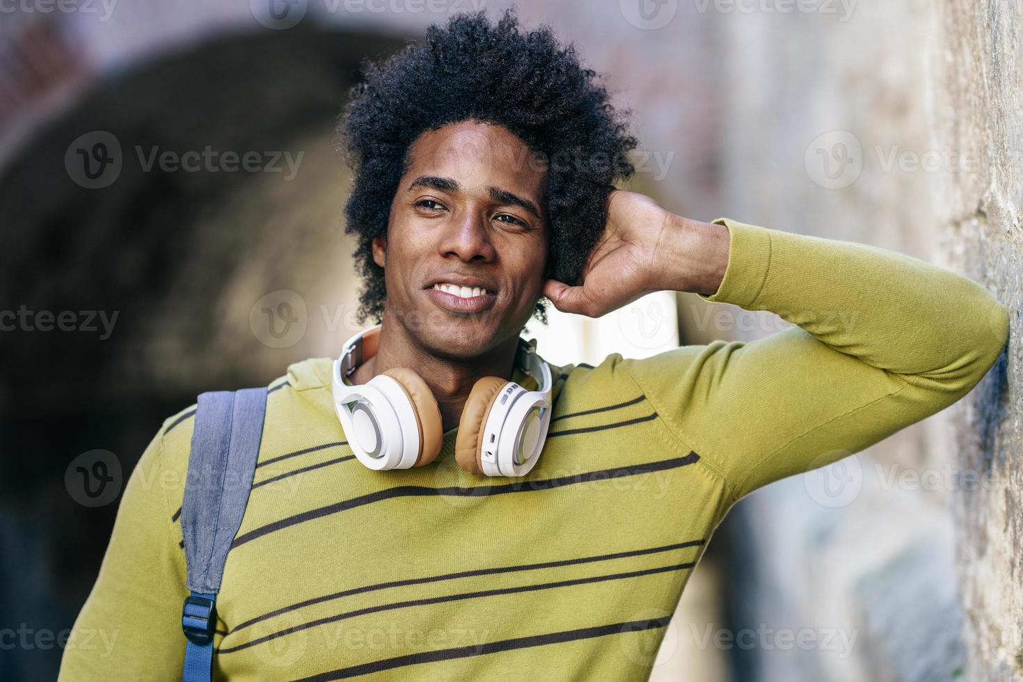 uomo di colore con i capelli afro visita della città di granada foto