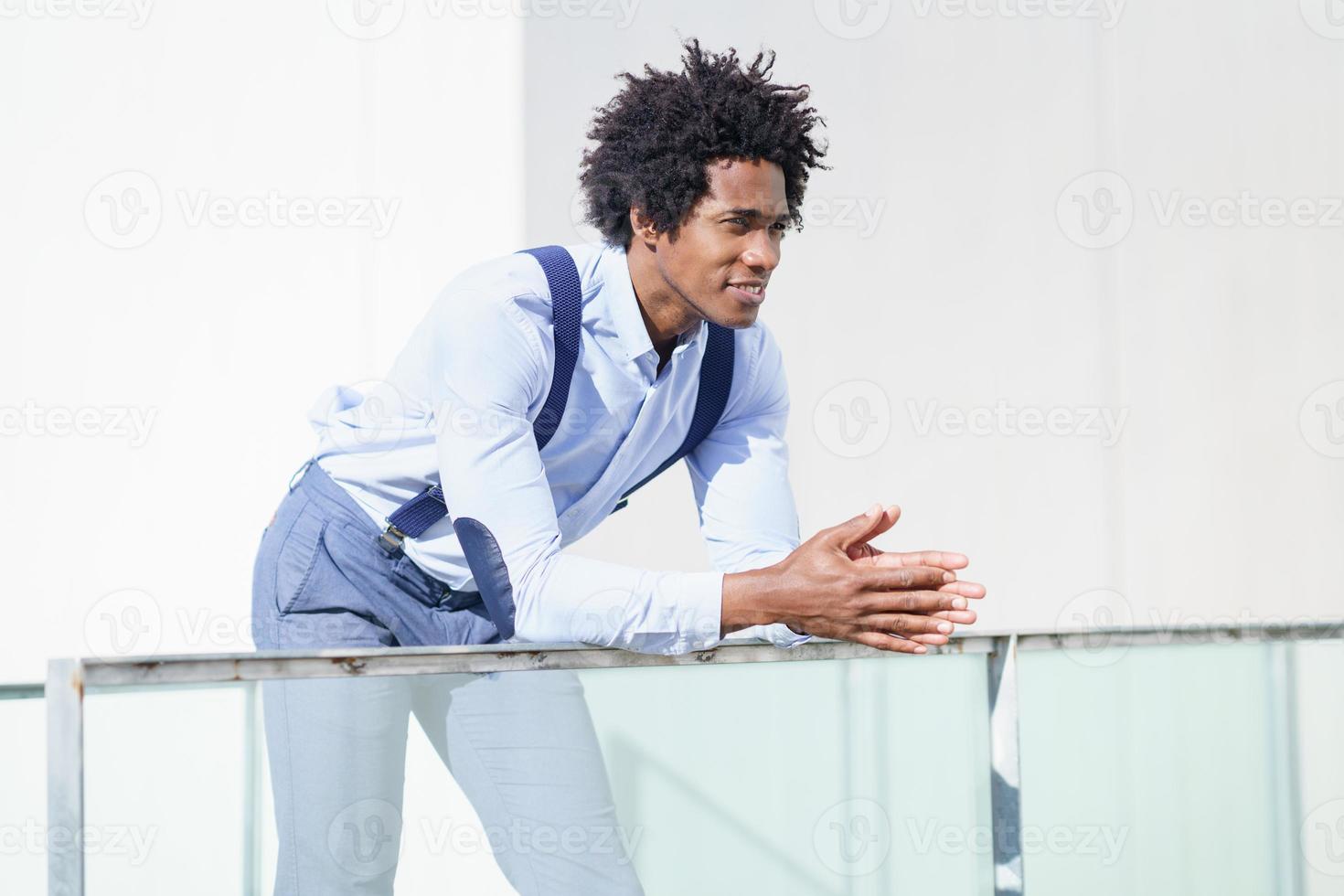 attraente uomo d'affari nero con capelli afro foto