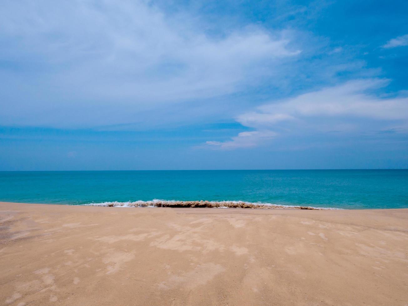 bella spiaggia estiva e cielo azzurro foto