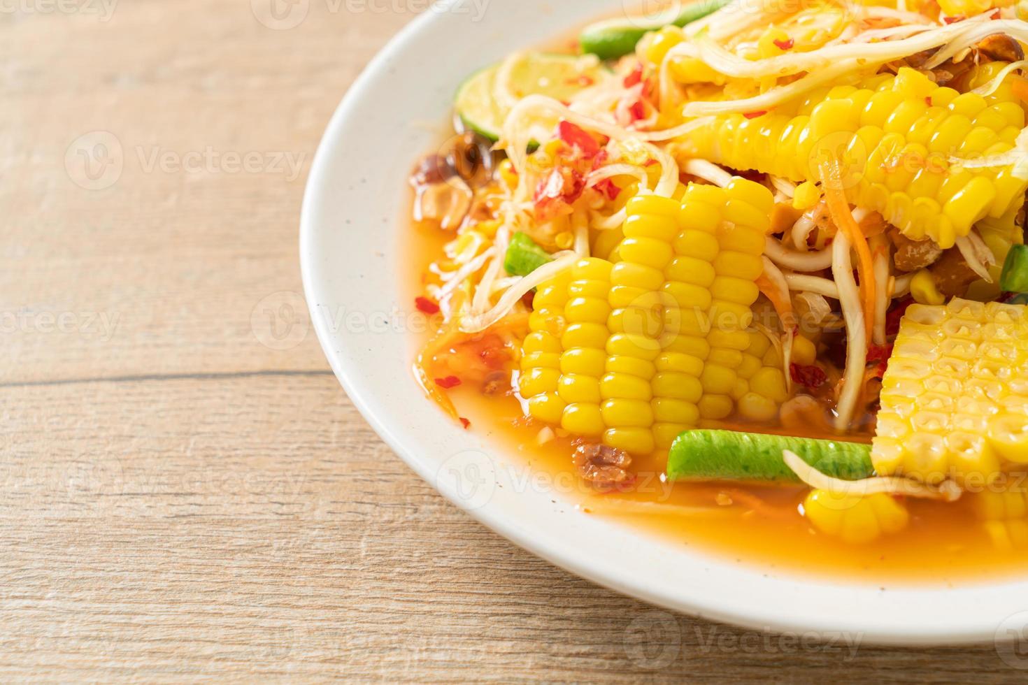 som tum - insalata di papaya piccante tailandese con mais foto