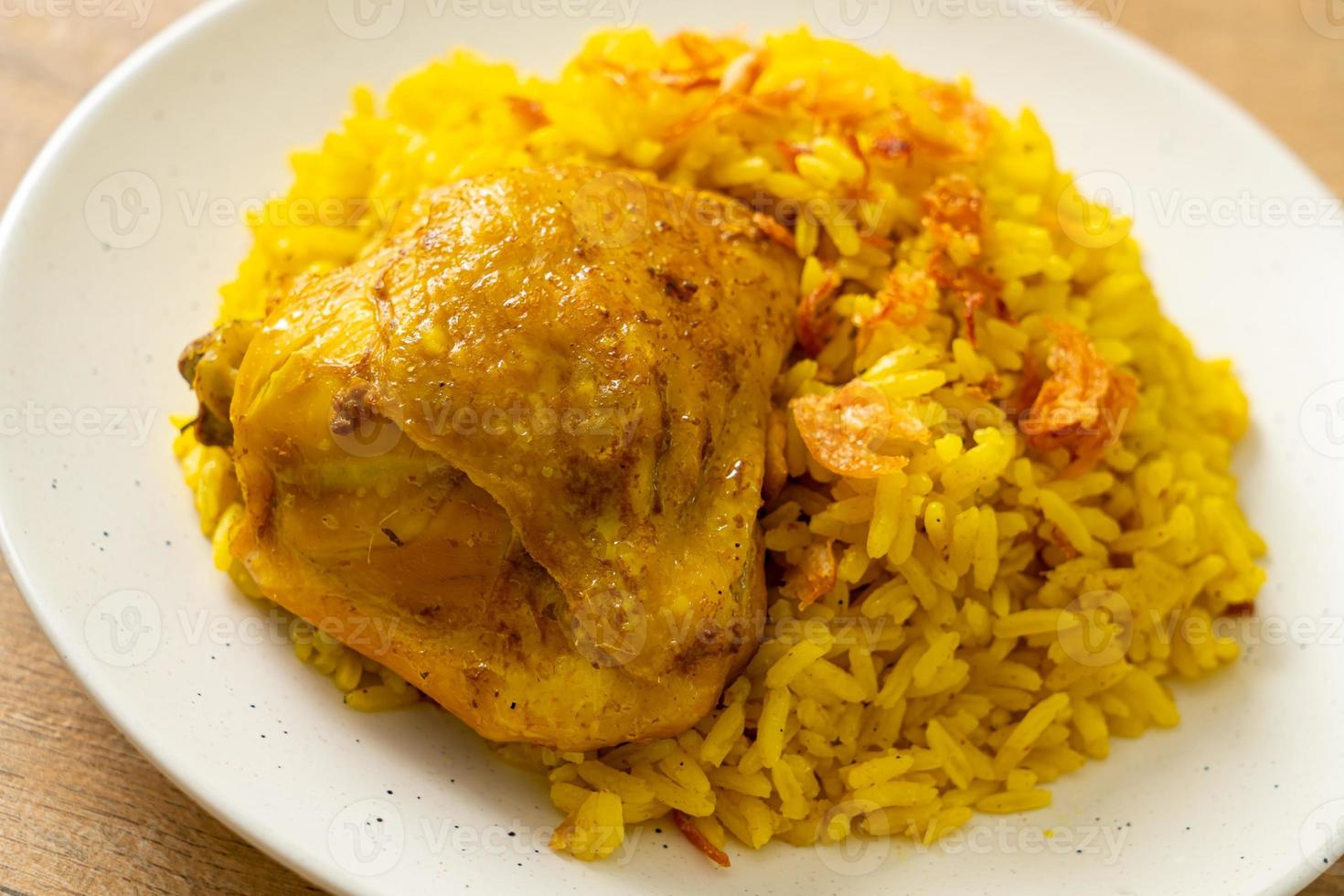 biryani di pollo o riso al curry e pollo - versione thai-musulmana del biryani indiano, con riso giallo profumato e pollo foto