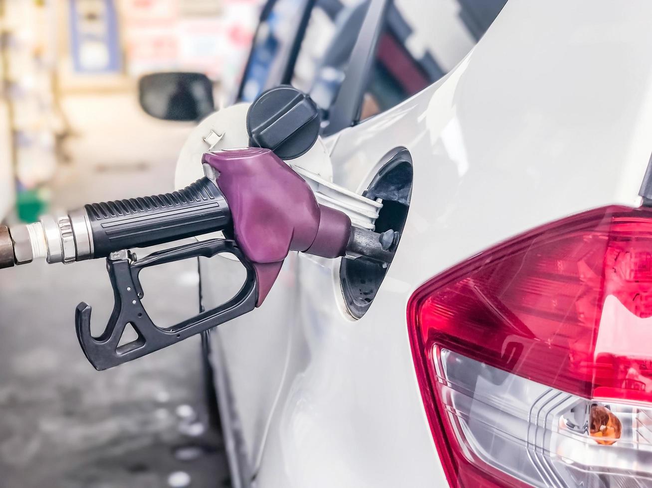 ugello del carburante per aggiungere carburante in auto alla stazione di servizio. foto