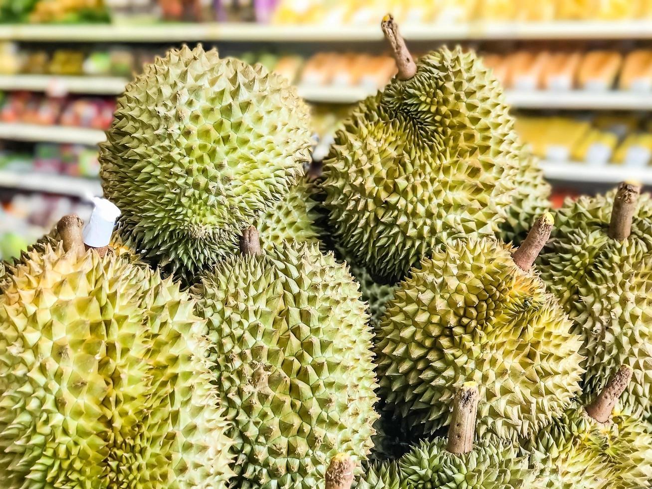 un mucchio di durian in un supermercato foto