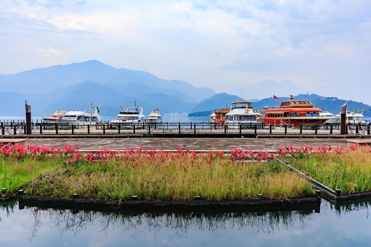 porto con barche al mattino al lago Sun Moon, taiwan foto