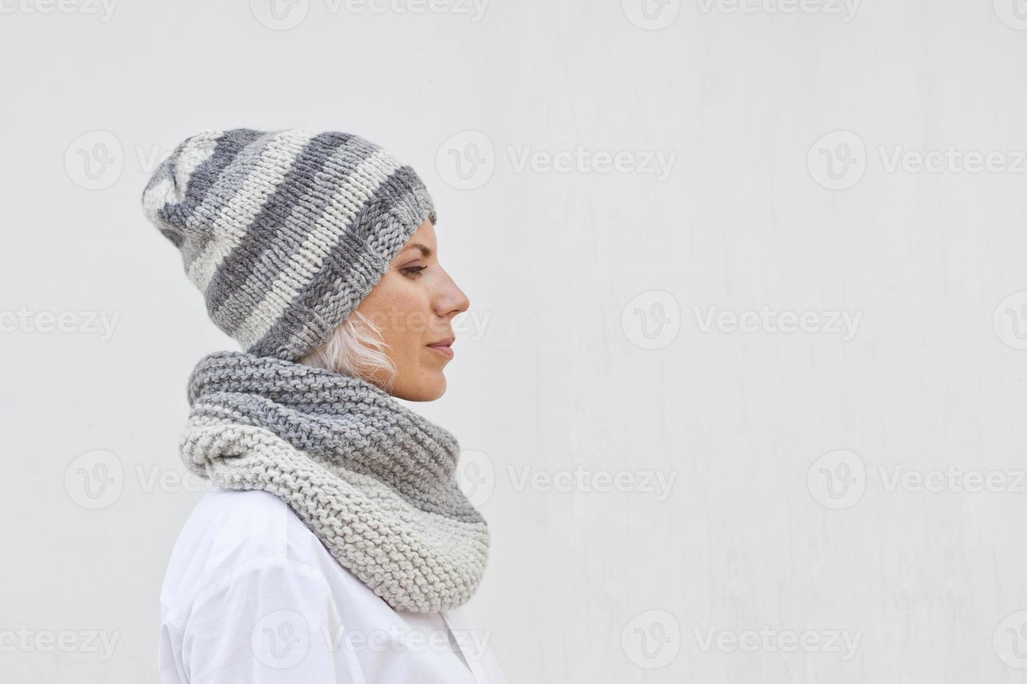 giovane donna in caldo cappello lavorato a maglia grigio e snood foto