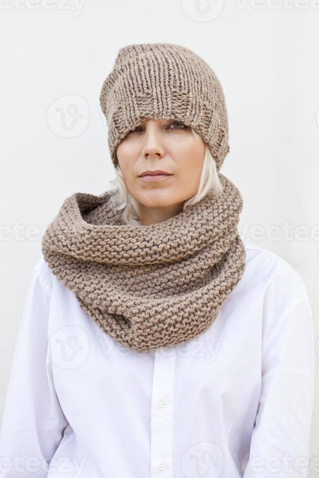 donna in caldo cappello lavorato a maglia marrone e snood foto