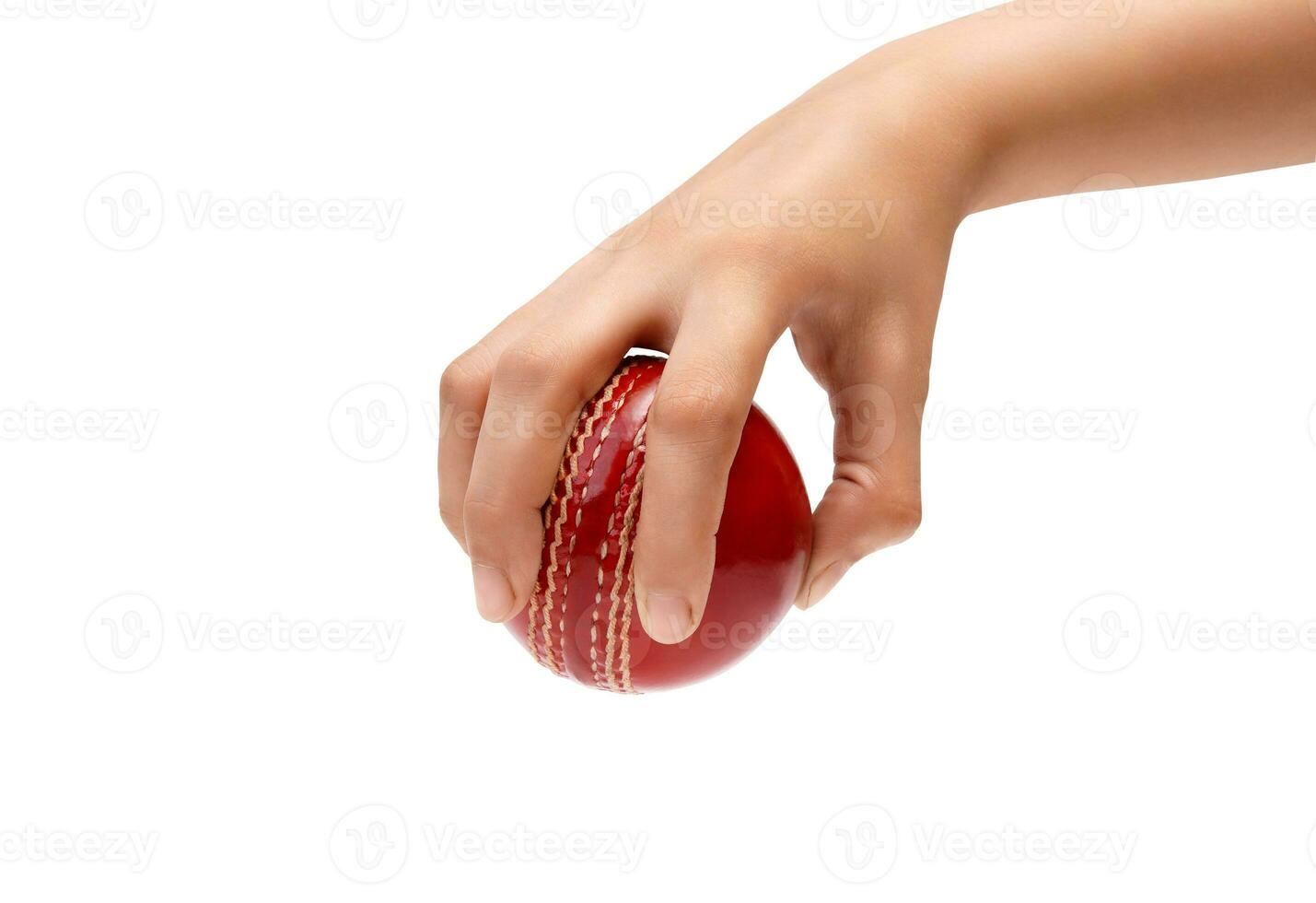 un' femmina mano Tenere un' rosso test incontro pelle punto cricket palla avvicinamento foto bianca sfondo