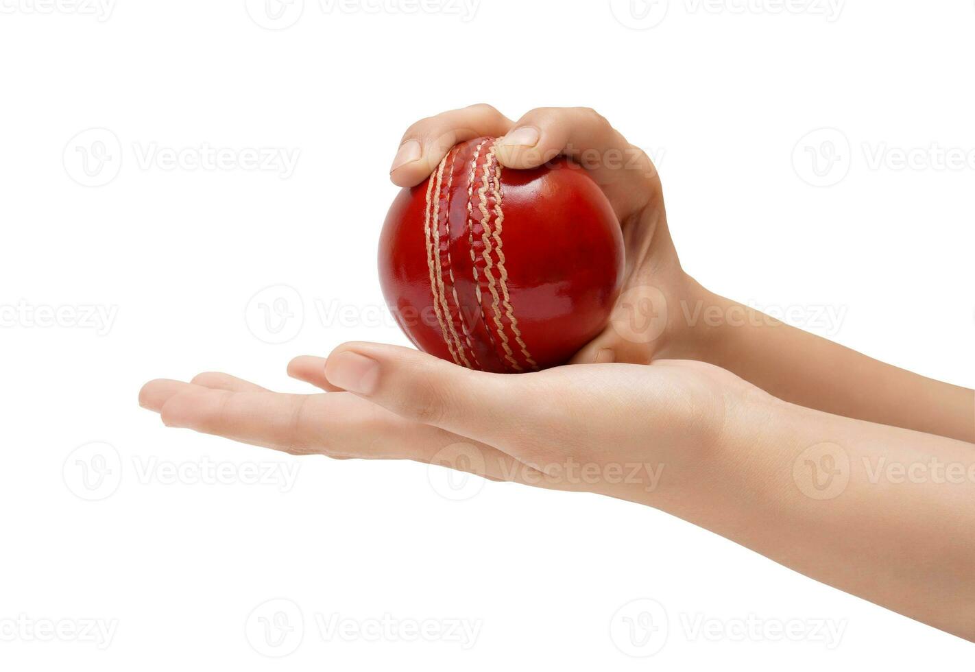 femmina giocatore di bowling presa per il rosso test cricket palla avvicinamento foto di femmina giocatore di cricket mano di per ciotola
