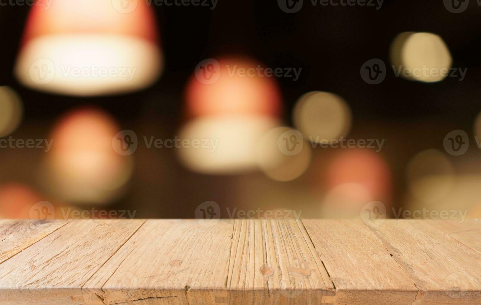 finto su per spazio. vuoto buio di legno tavolo nel davanti di astratto sfocato bokeh sfondo di ristorante . può essere Usato per Schermo o montaggio il tuo Prodotto foto