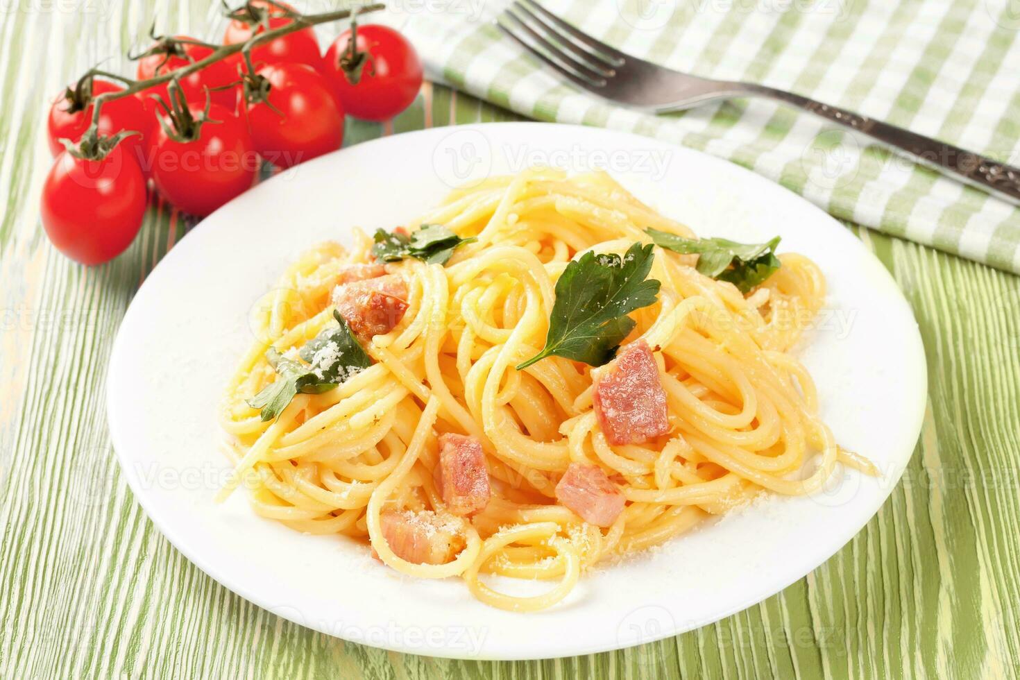 pasta alla carbonara servita su un piatto bianco. foto