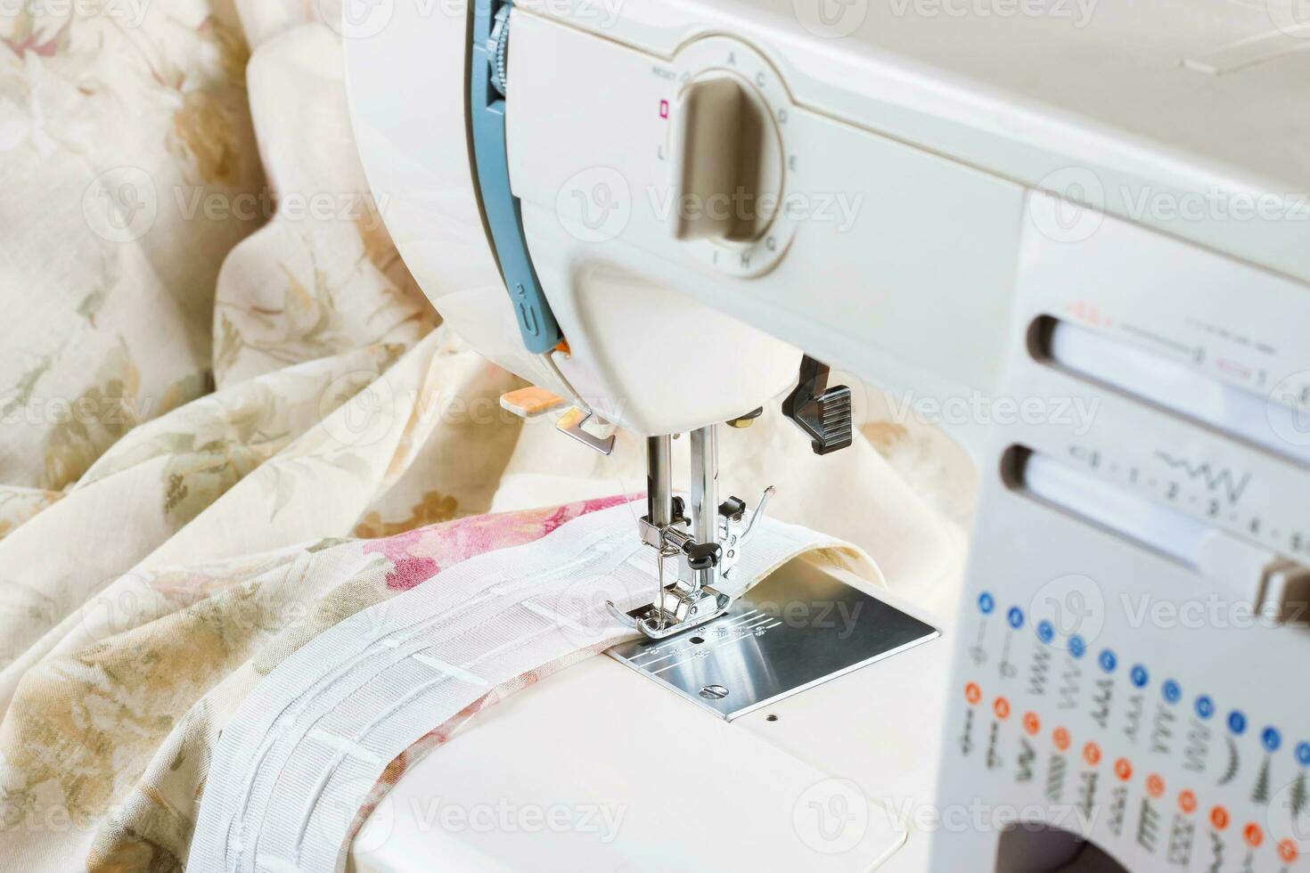 moderno cucire macchina, cucire processi foto