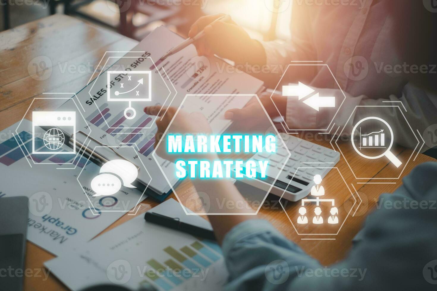 marketing strategia concetto, attività commerciale squadra analizzando reddito grafici e grafici con marketing strategia icona su virtuale schermo. foto