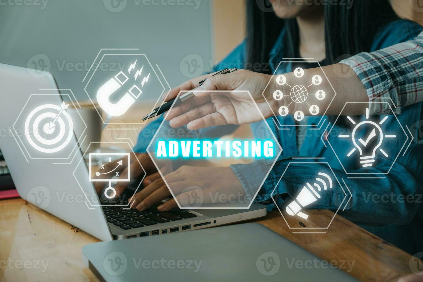 pubblicità concetto, imprese squadra Lavorando su il computer portatile computer con pubblicità icona su virtuale schermo. foto