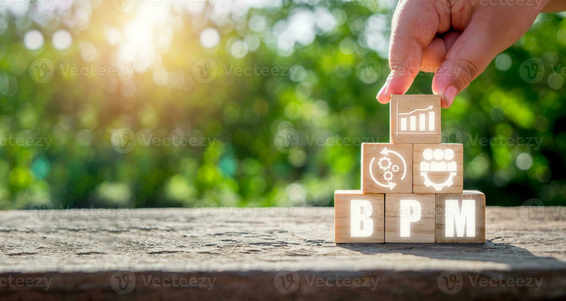 bpm, attività commerciale processi gestione concetto, mano Tenere di legno bloccare con attività commerciale processi gestione icona su virtuale schermo. foto