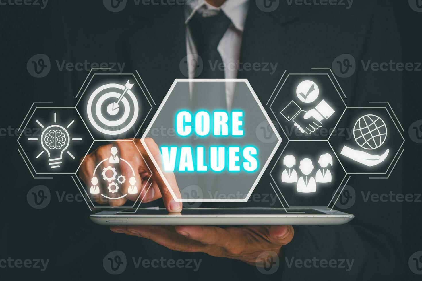nucleo i valori, aziendale valori concetto, uomo d'affari utilizzando digitale tavoletta con nucleo valori icona su virtuale schermo. foto