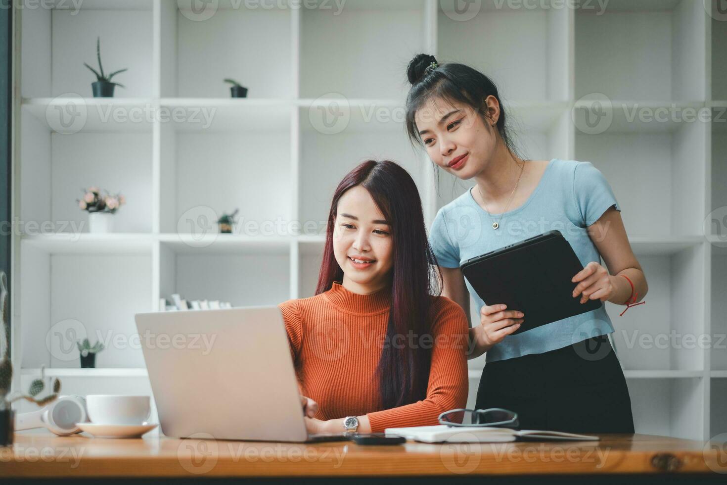 sorridente diverso dipendenti colleghi avere divertimento ridere cooperare brainstorming su computer a ufficio squadra incontro. contento multietnico uomini d'affari opera insieme su il computer portatile discutere attività commerciale idee nel gruppo foto