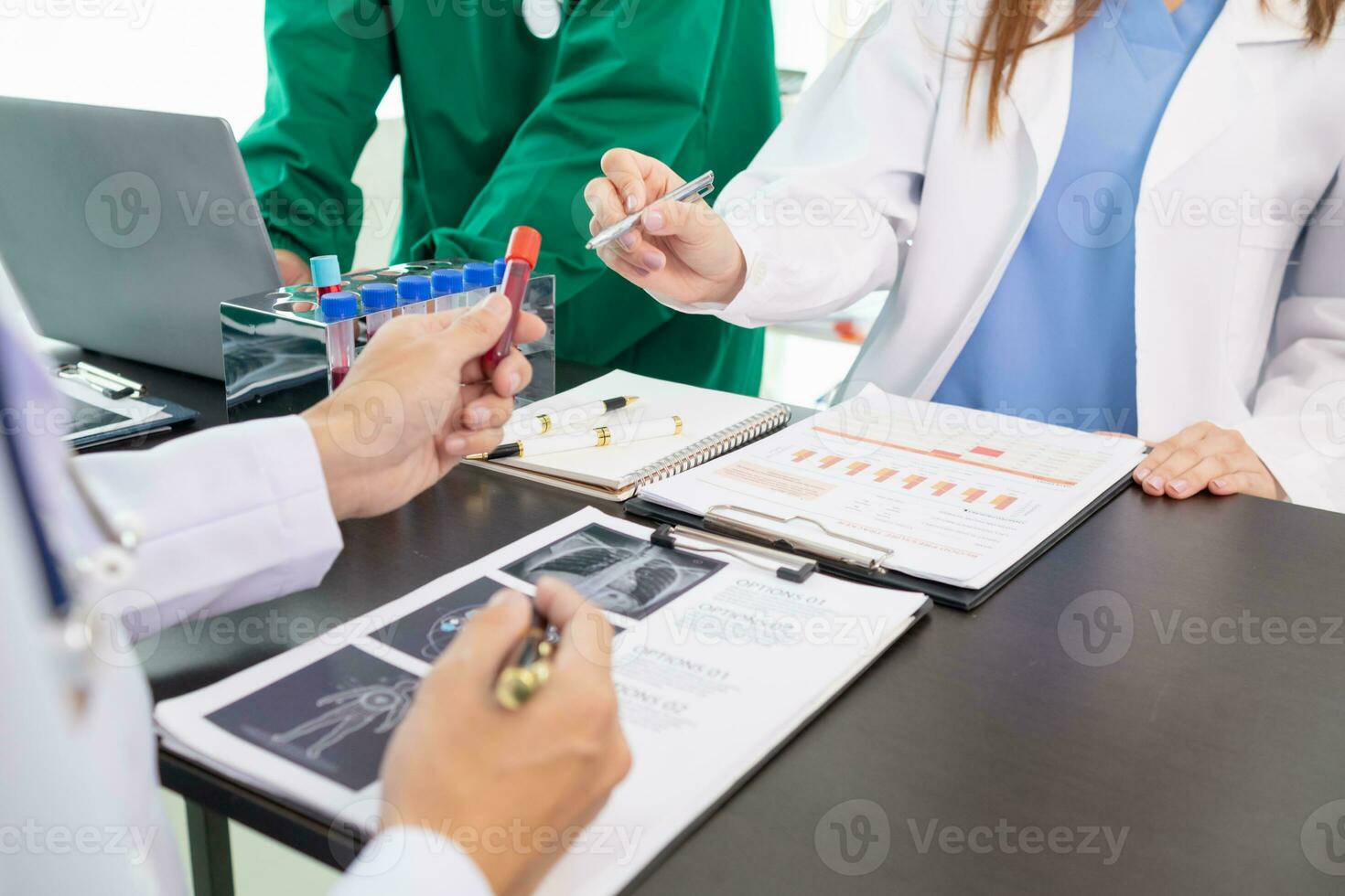 il medico si unisce un' incontro con il del chirurgo squadra per discutere un' Piano per cancro chirurgia dopo il medico squadra rileva cancro. collaborativo concetto di un' squadra medici e chirurghi nel chirurgia. foto