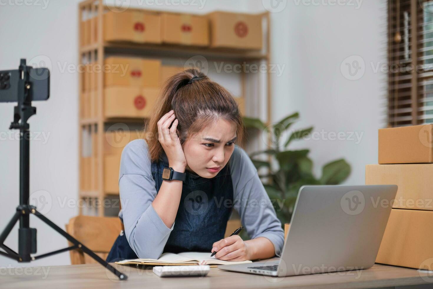 fatica grave asiatico donna fare capi di abbigliamento attività commerciale vendita in linea. lei utilizzando il computer portatile computer. in linea vendere marketing consegna, pmi e-commerce concetto foto