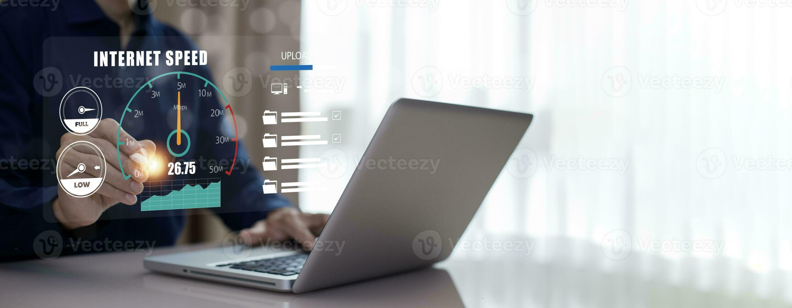 veloce Internet connessione con metaverso tecnologia concetto, programmatore persone Lavorando il computer portatile con virtuale schermo di Internet velocità misurazione, Internet e tecnologia concetto, 6g alta velocità Internet foto