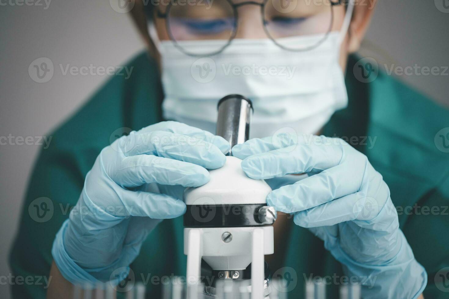 medico sviluppo laboratorio, biochimica ricerca scienziato asiatico medico Lavorando con un' microscopio per vaccino sviluppo nel il farmaceutico ricerca laboratorio, biotecnologia specialista foto