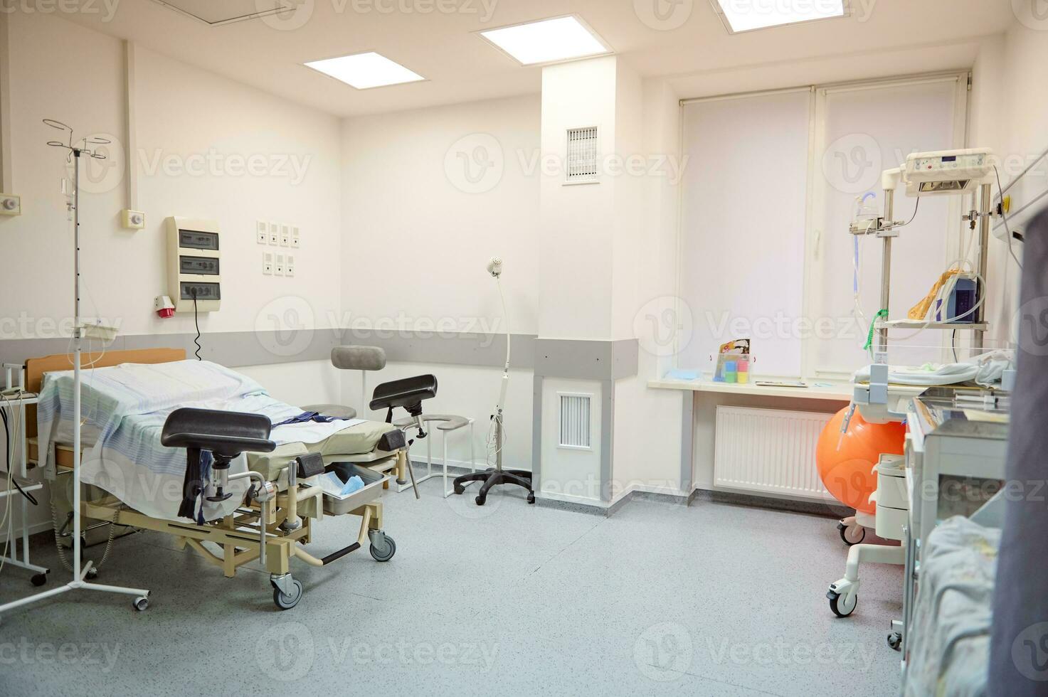 interno vuoto ospedale reparto nel moderno maternità clinica. parto. consegna. lavoro duro e faticoso concetto. ostetricia e ginecologia. foto