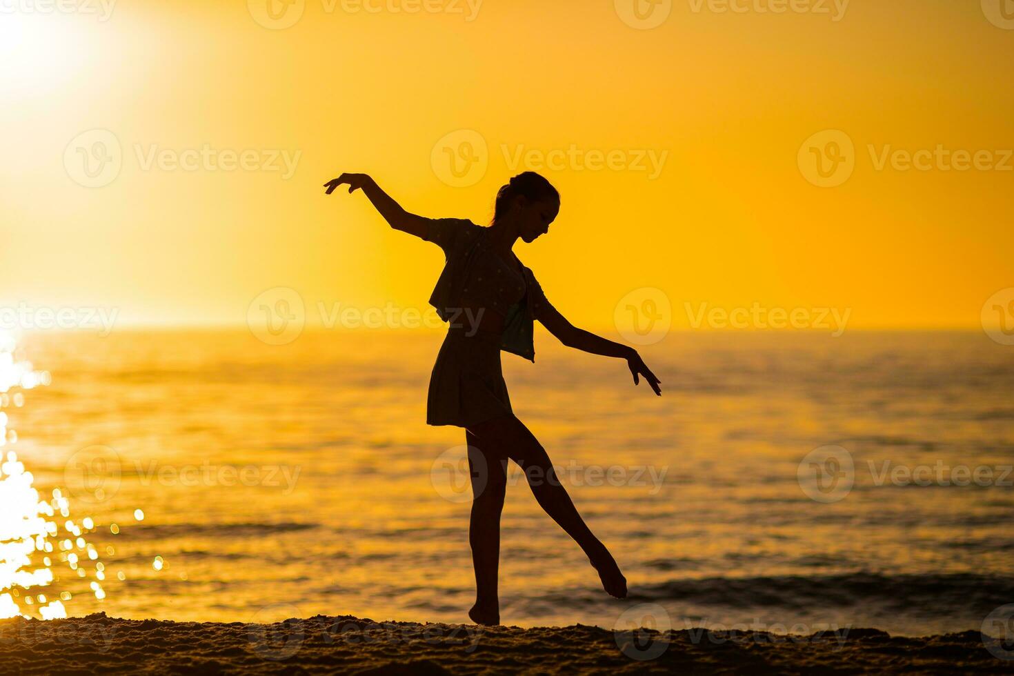 contento adolescente ragazza godere tropicale spiaggia vacanza a tramonto foto